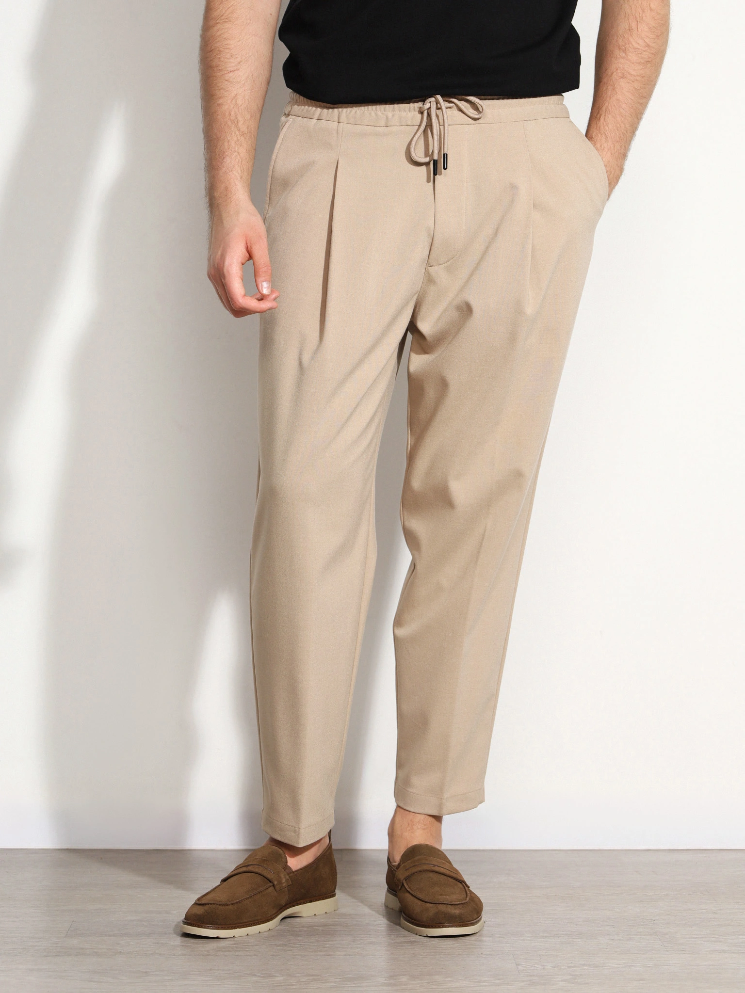 Брюки бежевого цвета прямого кроя без застежки